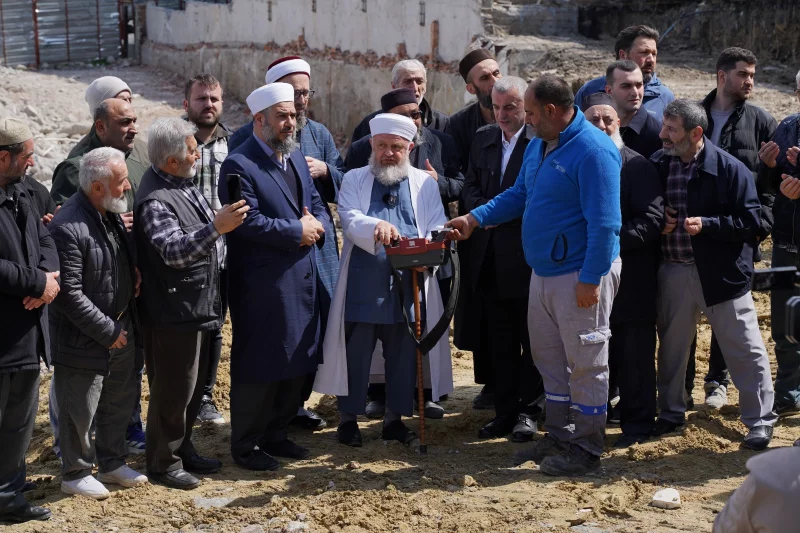 İLK BETON DÖKÜLDÜ: BAYRAMPAŞA KOCATEPE CAMİİ VE KUR’ÂN KURSU YENİDEN YÜKSELİYOR